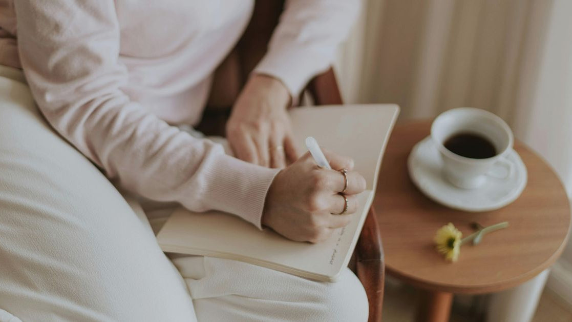 25 Mindfulness journal prompts for more clarity
