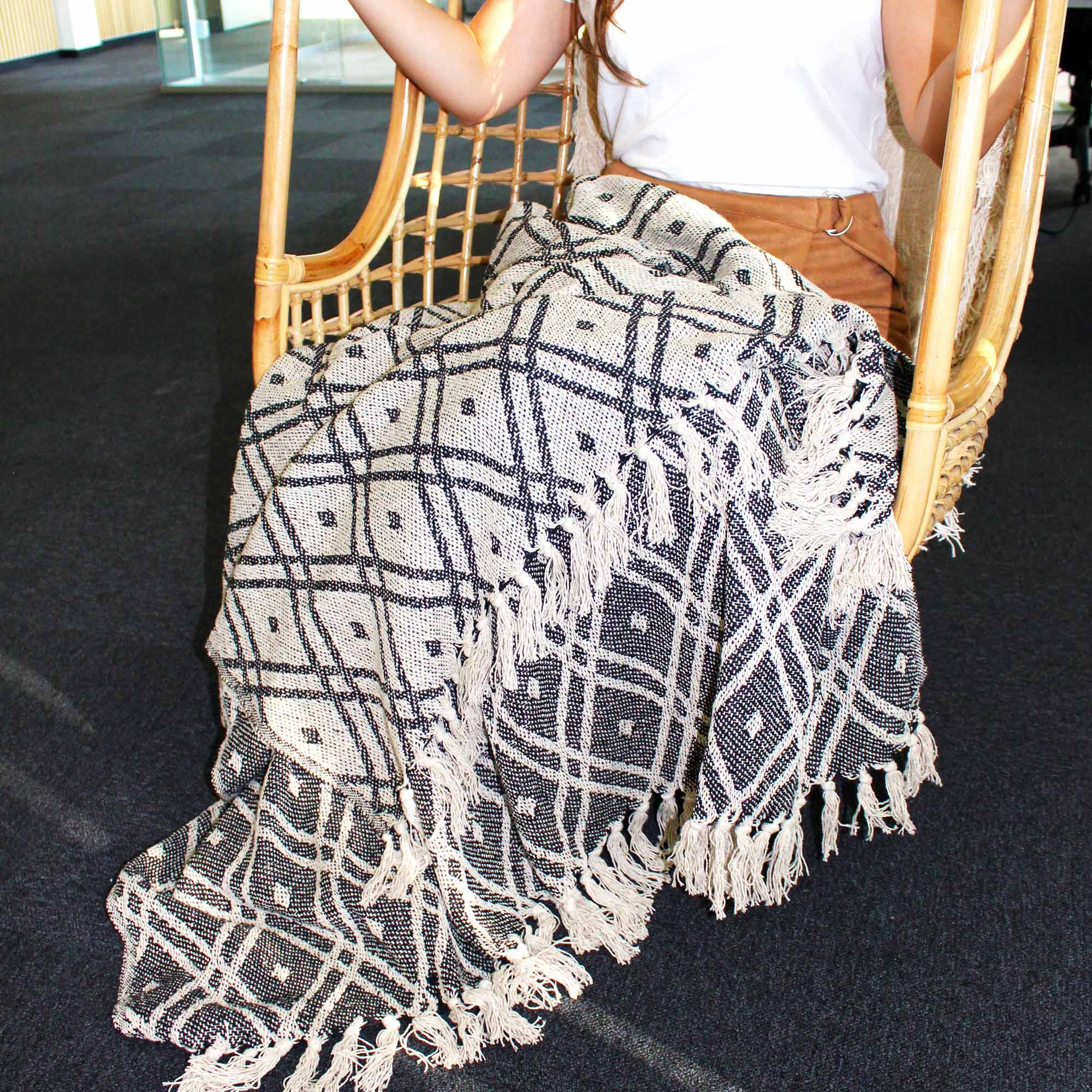 Black & Beige Cotton Throw – 125 × 150 cm