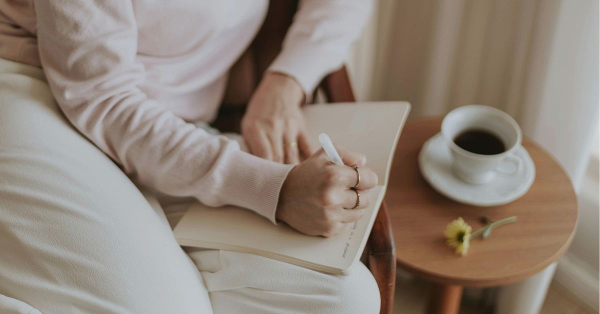 25 Mindfulness journal prompts for more clarity
